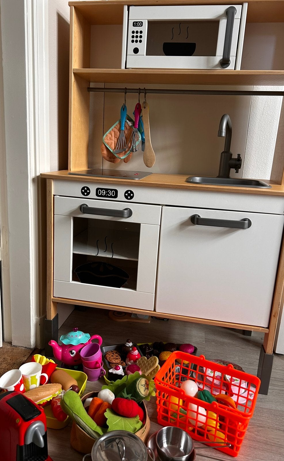 Speelgoedkeuken incl. ‘eten’, pannen etc, Ophalen, Gebruikt, Hout, Speelkeuken