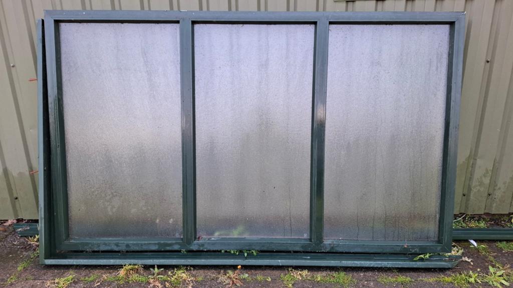 2 Kunststof schermen met afdeklijst en steunpaal, Ophalen of Verzenden, Minder dan 180 cm, Palen