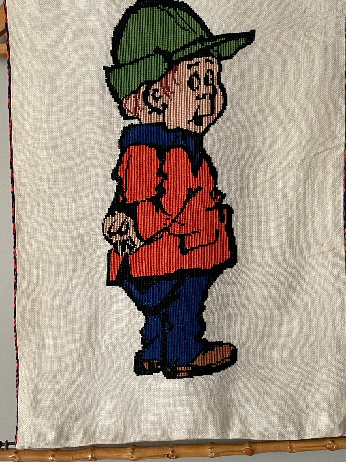 Vintage Geborduurd Wandkleed - Stripfiguur Jongen, Ophalen of Verzenden, Gebruikt