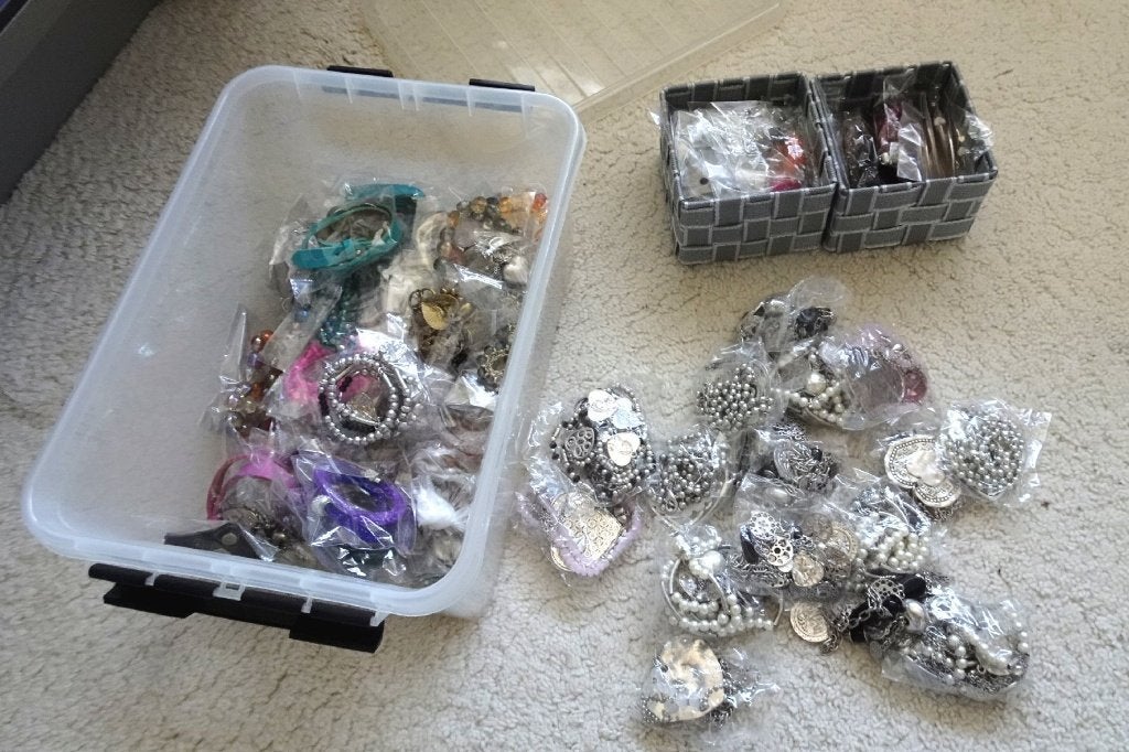 Wegens stoppen, te koop, 161 NIEUWE SIERADEN, in één koop !, Ophalen, Nieuw, Overige kleuren, Overige materialen