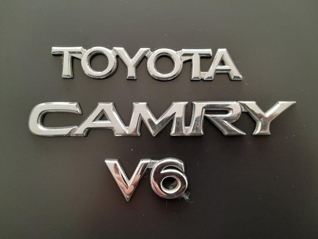 LOGO SET - TOYOTA CAMRY V6 - EMBLEEM - Model 1998, Verzenden, Gebruikt, Toyota