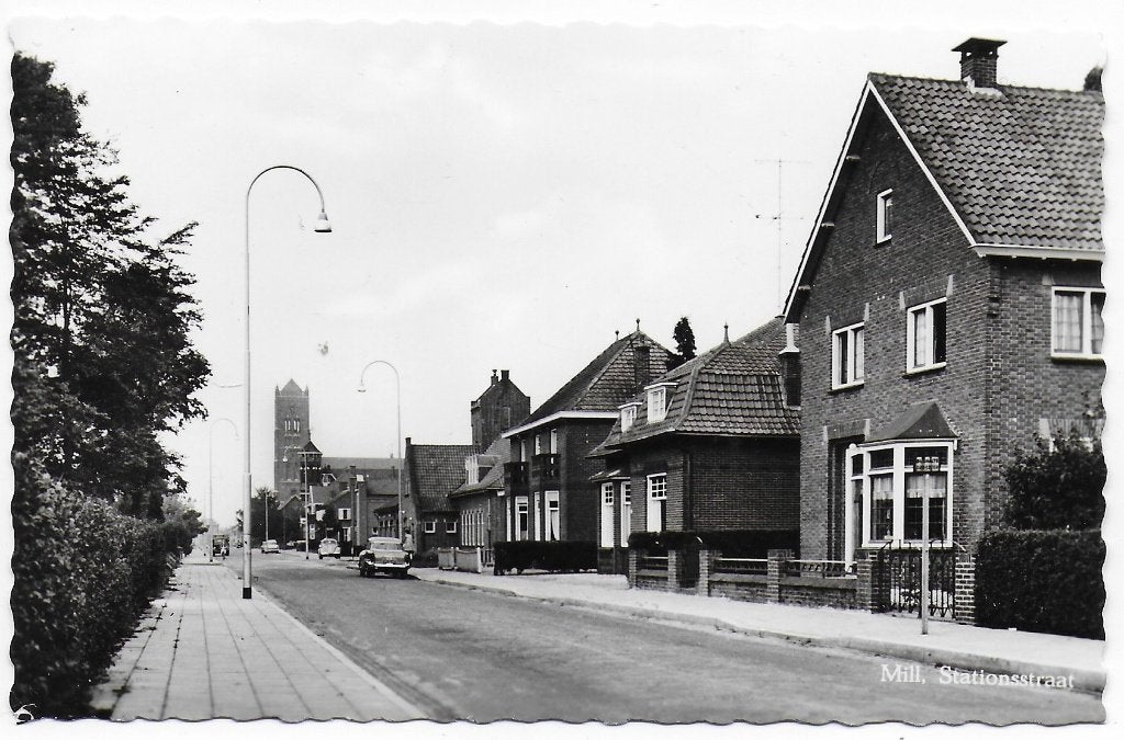 Mill Stationsstraat Ongelopen Ansichtkaart ( B6906 ) ( 9), Verzamelen, Ansichtkaarten | Nederland, Ophalen of Verzenden, 1980 tot heden