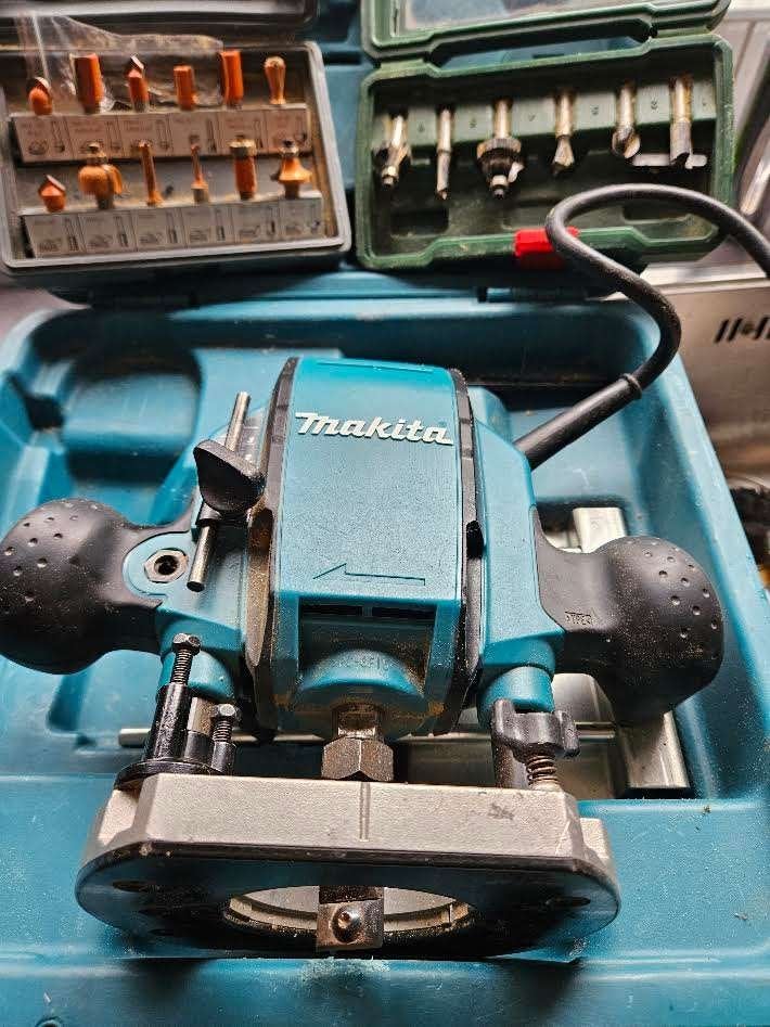 Te koop Makita bovenfrees met 2x freesset, Doe-het-zelf en Verbouw, Gereedschap | Freesmachines, Ophalen, Zo goed als nieuw, Elektrisch