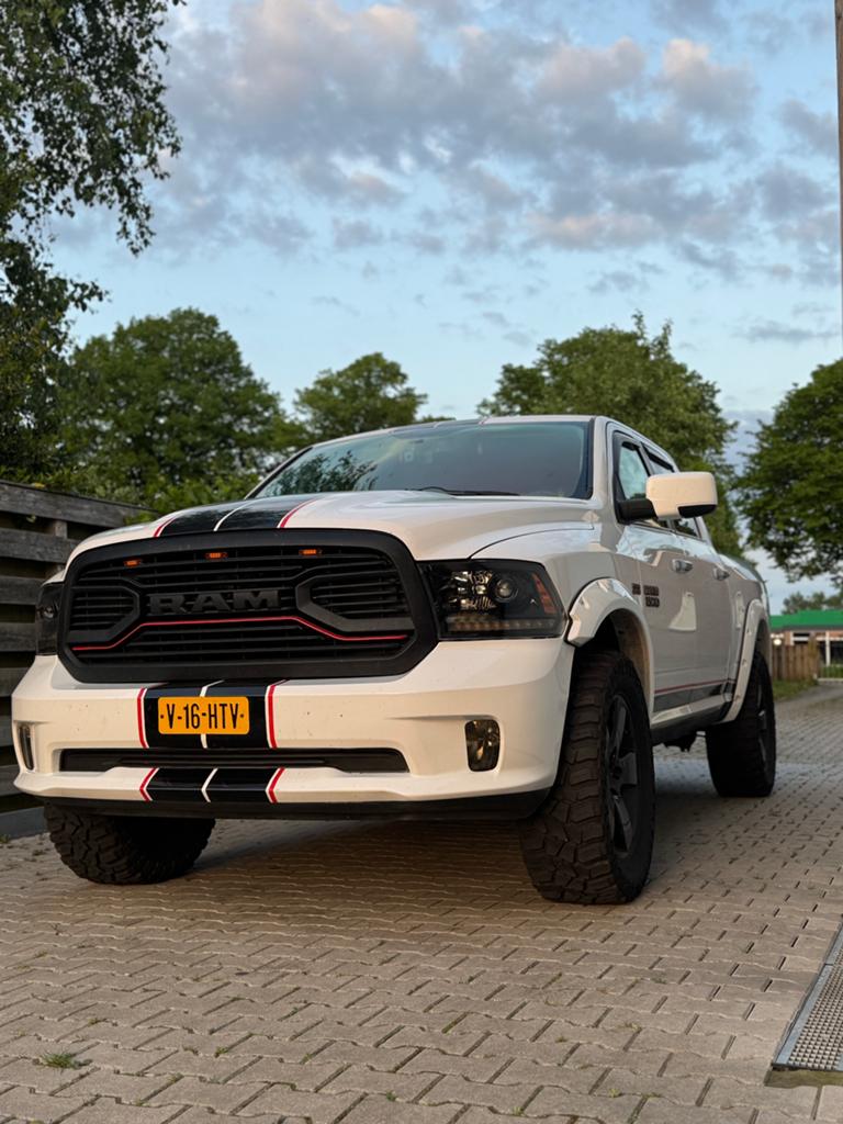 Dodge Ram 1500, 5,7 Hemi V8, 2011 Wit, MARGE, LAGE KMSTAND!, Auto's, Bestelauto's, Automaat, Stof, 8 cilinders, 5654 cc