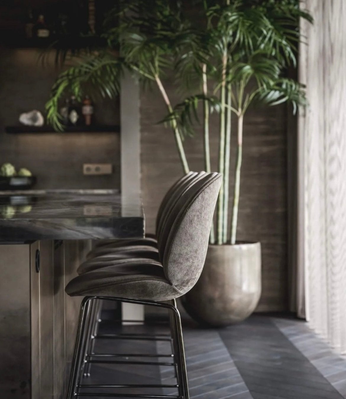 6x GUBI BEETLE lichtgrijs barchair of counterchair, Huis en Inrichting, Barkrukken, Ophalen, 5 krukken of meer, Met voetsteun
