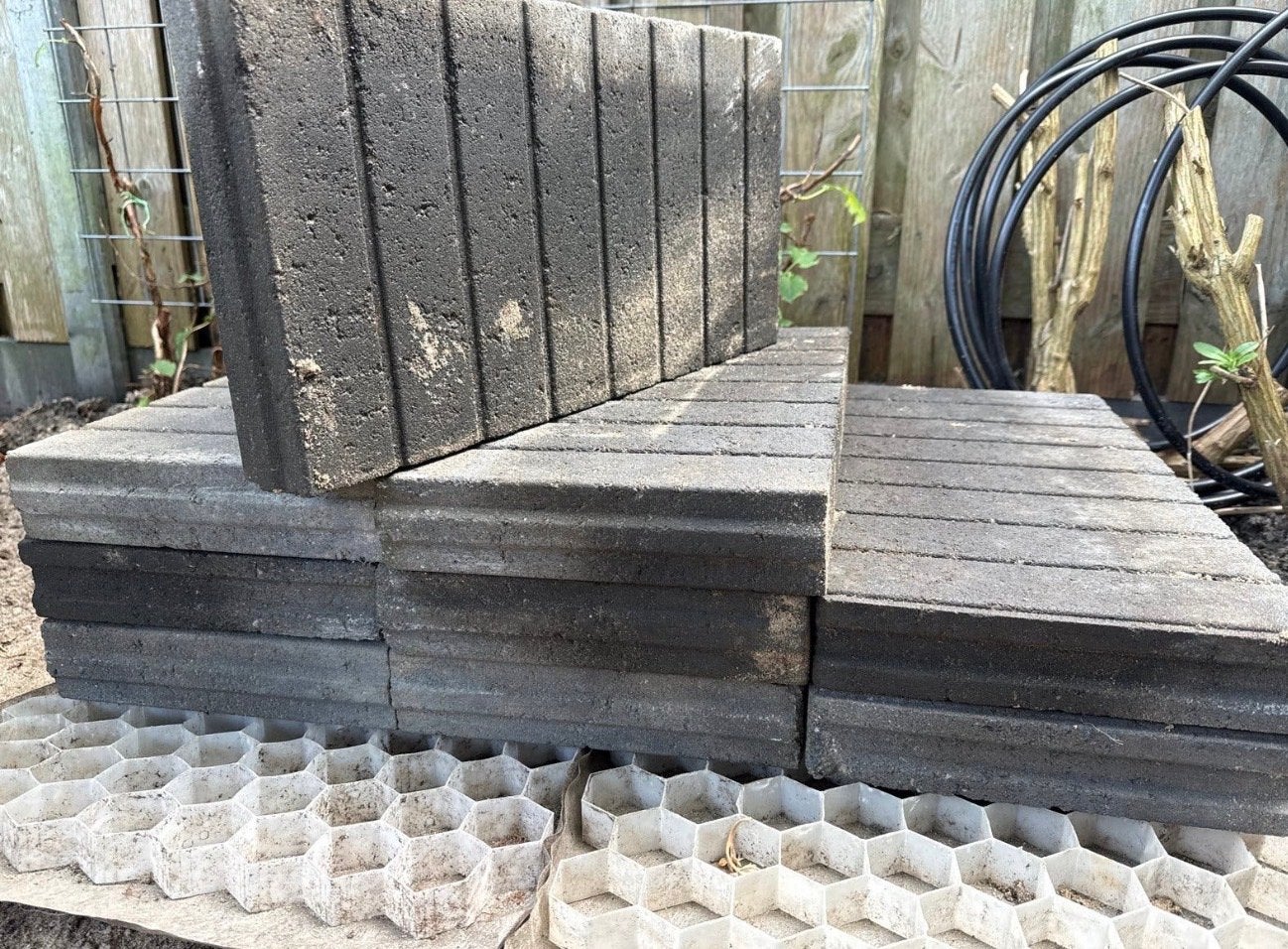 Gebruikte betonnen antraciet opsluitbanden, Tuin en Terras, Ophalen, Gebruikt, Overige typen, Minder dan 5 m²