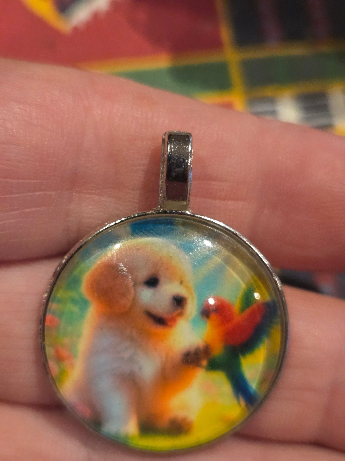 Leuke glazen hanger met puppy en papegaai, Overige kleuren, Glas of Kristal, Nieuw, Ophalen of Verzenden