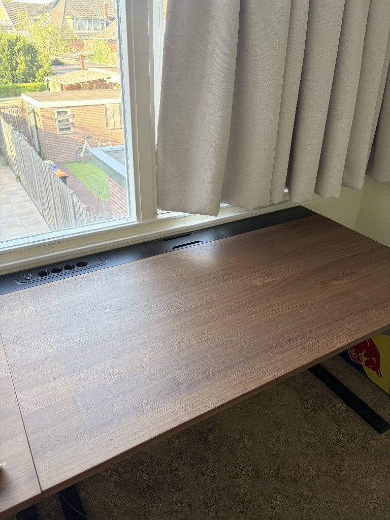 IKEA bureau walnootlook met kabelgoot en stekkerdoos, Ophalen, Zo goed als nieuw, IKEA, Computerbureau