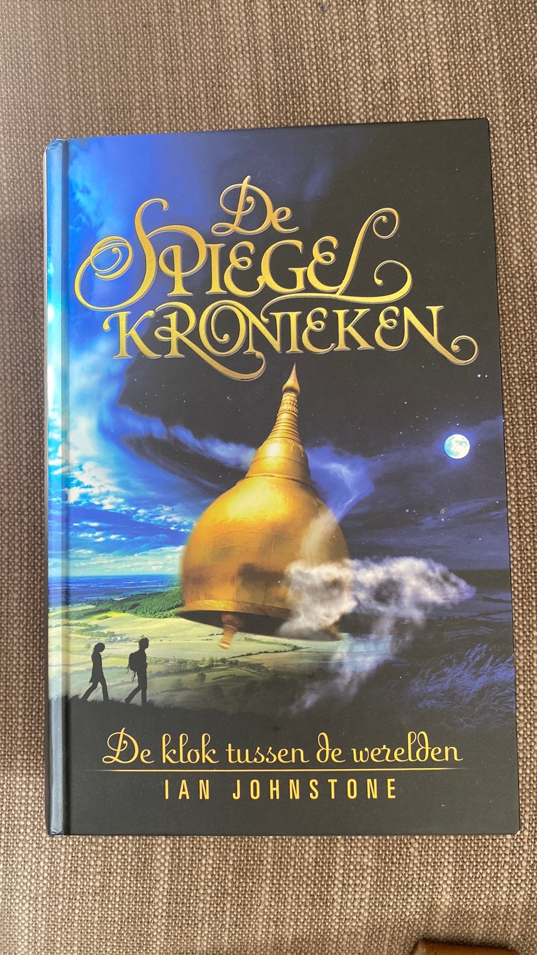 Ian Johnstone - De klok tussen de werelden, Ophalen of Verzenden, Gelezen, Ian Johnstone