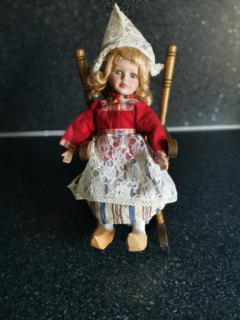 Hollandse pop in klederdracht met schommelstoel, Verzamelen, Poppen, Ophalen of Verzenden, Gebruikt, Pop