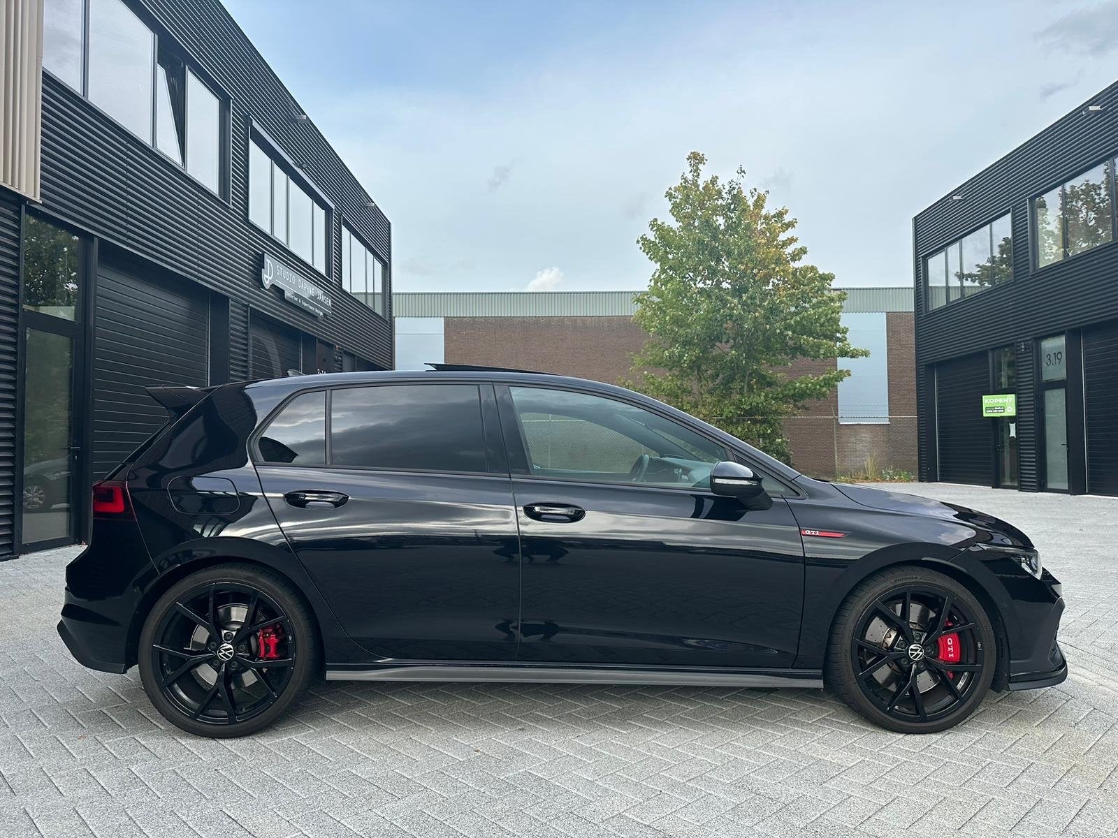 Golf 2.0 GTI CLUBSPORT Dsg7 2021 Zwart full options, 4 cilinders, 1984 cc, Zwart, 75 €/maand