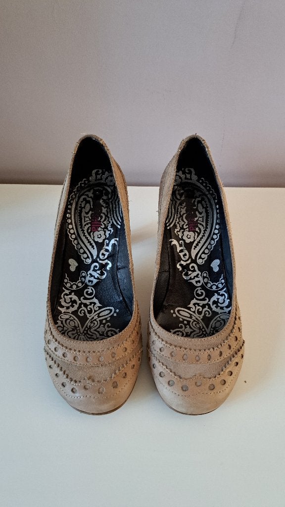 Beige suède pumps van Cinderella, Kleding | Dames, Ophalen, Pumps, Beige, Zo goed als nieuw