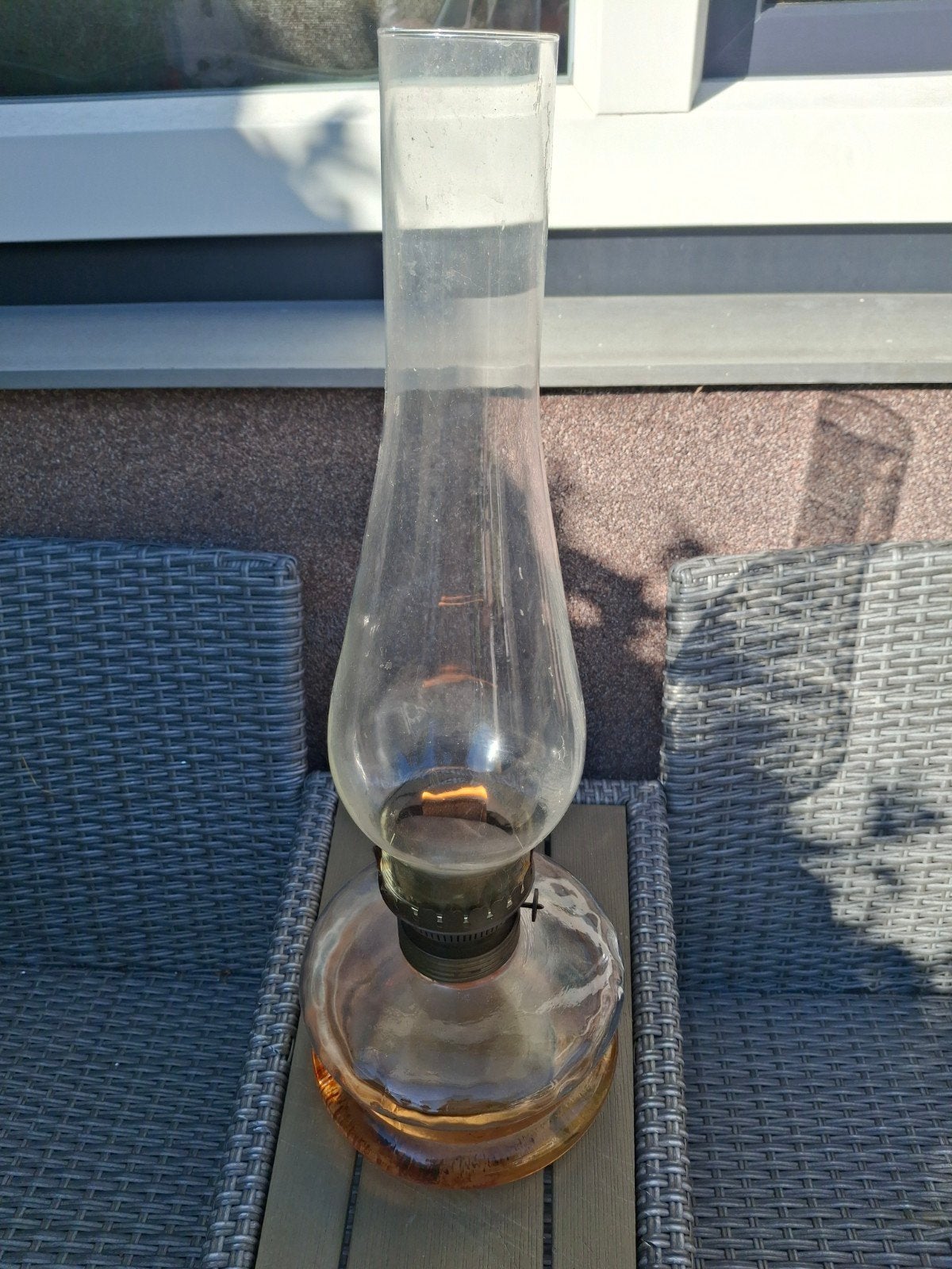 Antieke olielamp met glazen kap, Ophalen