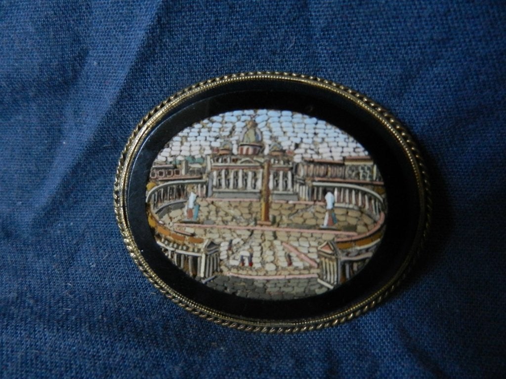 Micro mozaïek broche St Pieter Plein in gouden rand ca. 1860, Ophalen of Verzenden, Goud, Broche, Met edelsteen