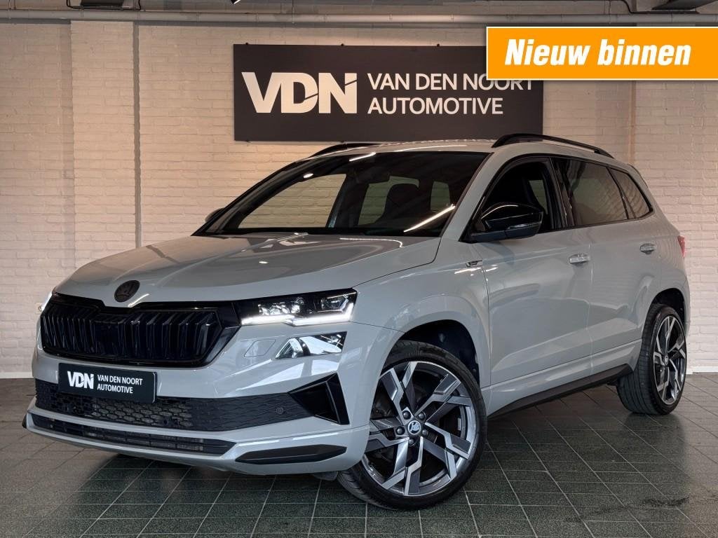 Skoda KAROQ 1.5 TSI Sportline Business Trekhaak Stoel- en st, Auto's, Automaat, 4 cilinders, Karoq, SUV of Terreinwagen