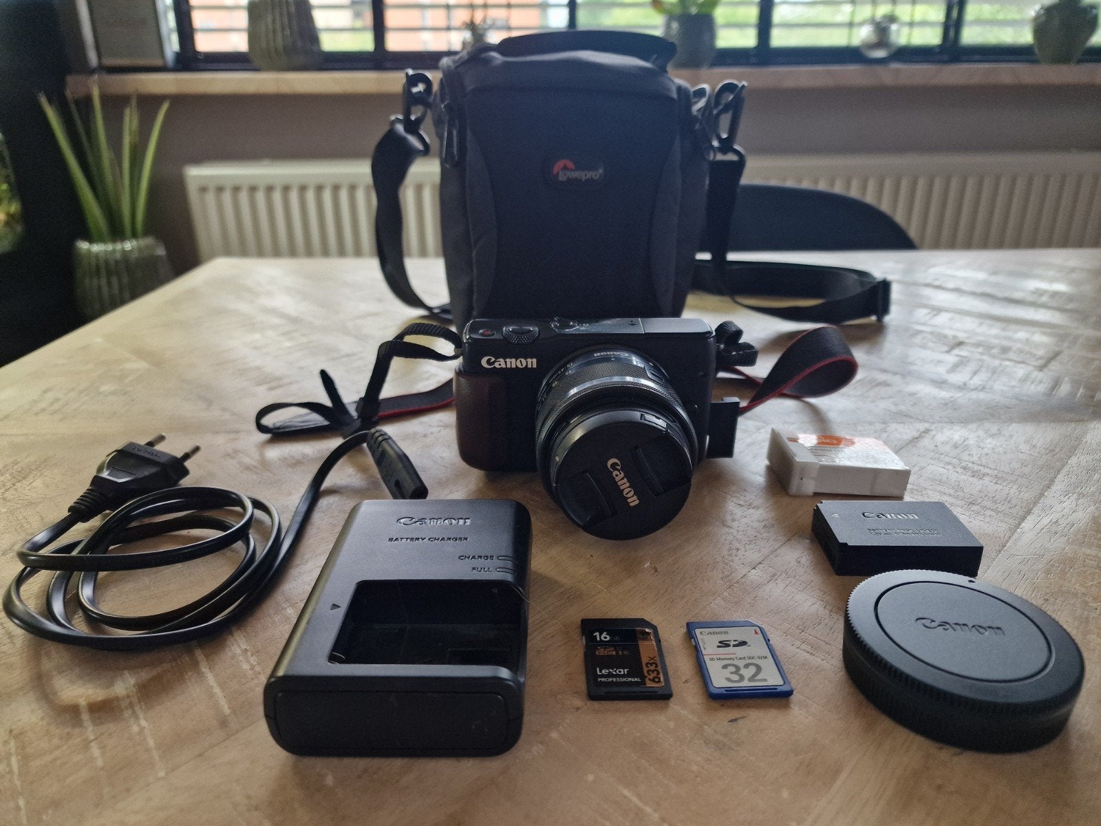 Canon EOS M10 + 15-45mm lens, 2 accu’s, Lowepro, accessoires, Audio, Tv en Foto, Fotocamera's Digitaal, Ingebouwde flitser, Canon