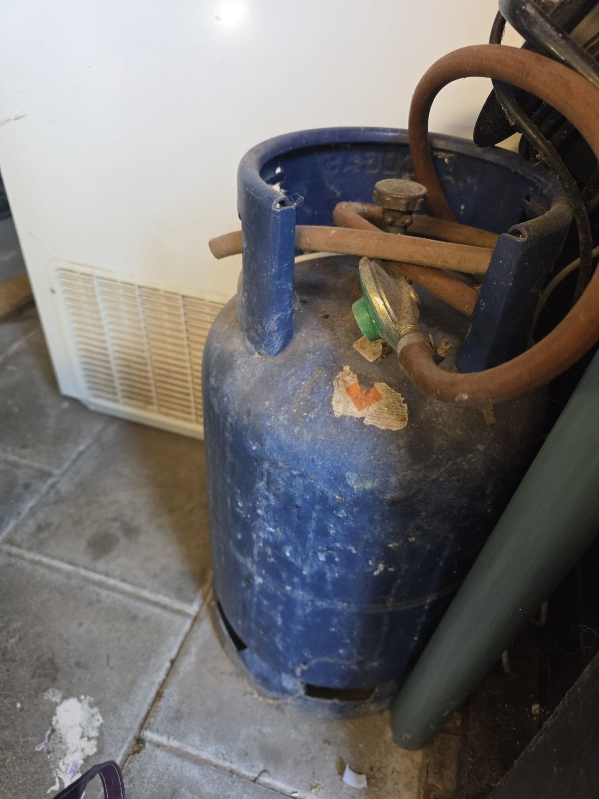 Gebruikte lege gasfles met slang en drukregelaar, Ophalen, Gebruikt