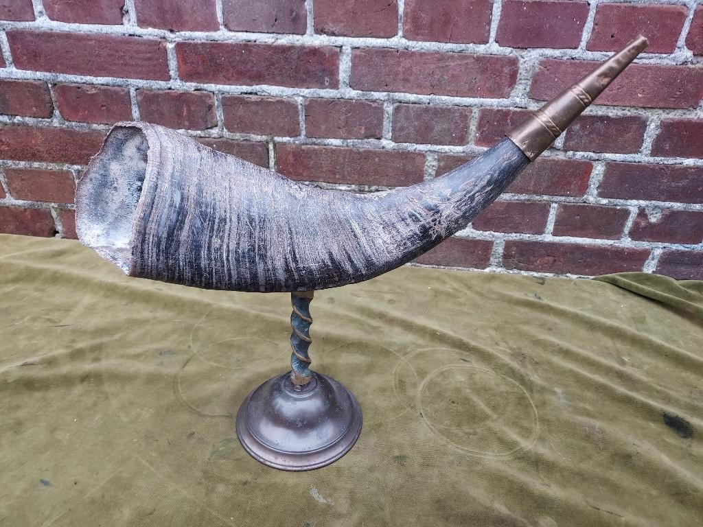 "Hoorn des overvloeds" buffelhoorn op koperen statief., Antiek en Kunst, Verzenden