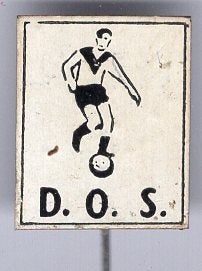 D.O.S. papier op blik voetbalclub speldje ( Y_046), Ophalen of Verzenden, Zo goed als nieuw, Sport, Speldje of Pin