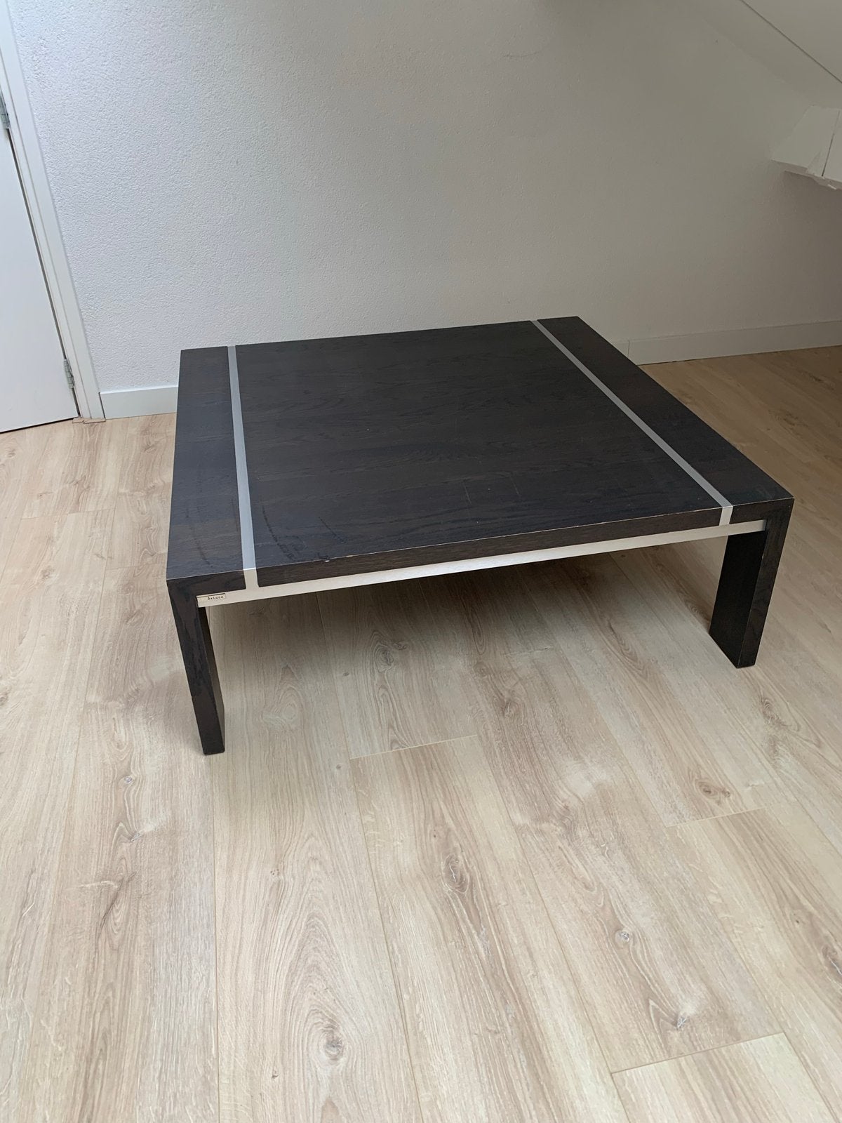Moderne salontafel van Delato, donker hout met metaal, Ophalen, Gebruikt, 100 tot 150 cm, Vierkant