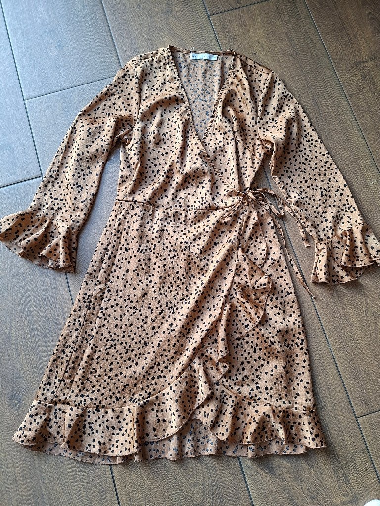 jurk. Overslag jurk. Bruin/zwarte stippen. By Clara. Maat S., Maat 38/40 (M), Bruin, Ophalen of Verzenden, Zo goed als nieuw