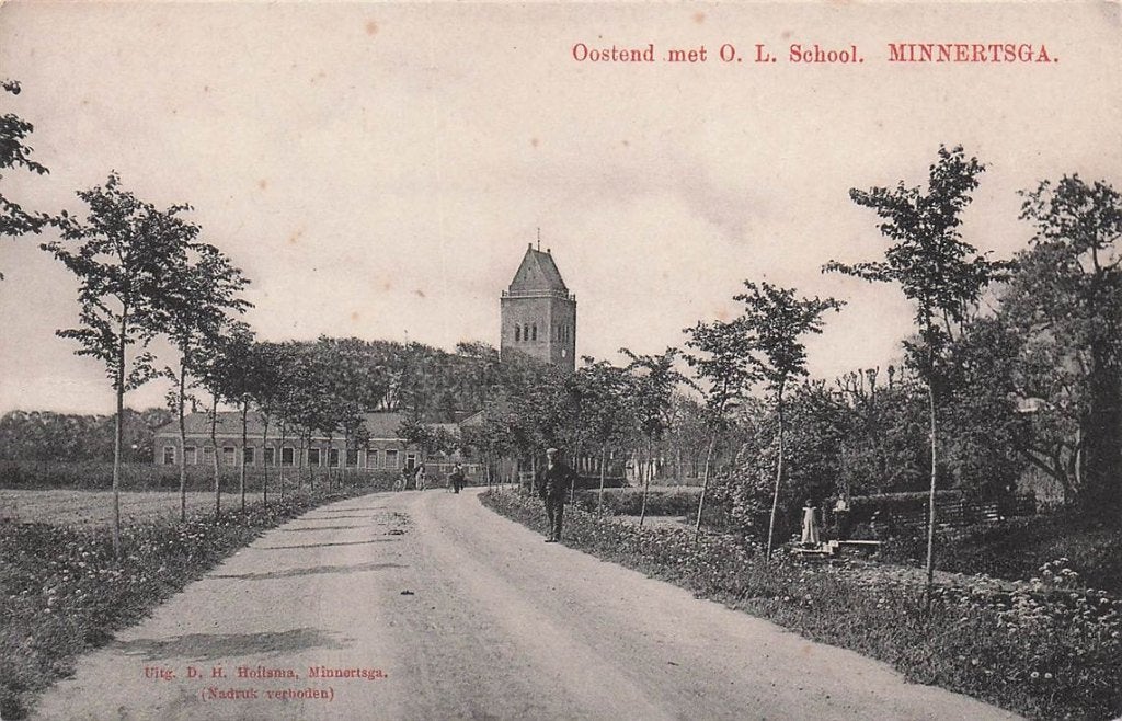 703-348-017 Oostend met O L School Minnertsga, Ophalen of Verzenden, Voor 1920, Friesland