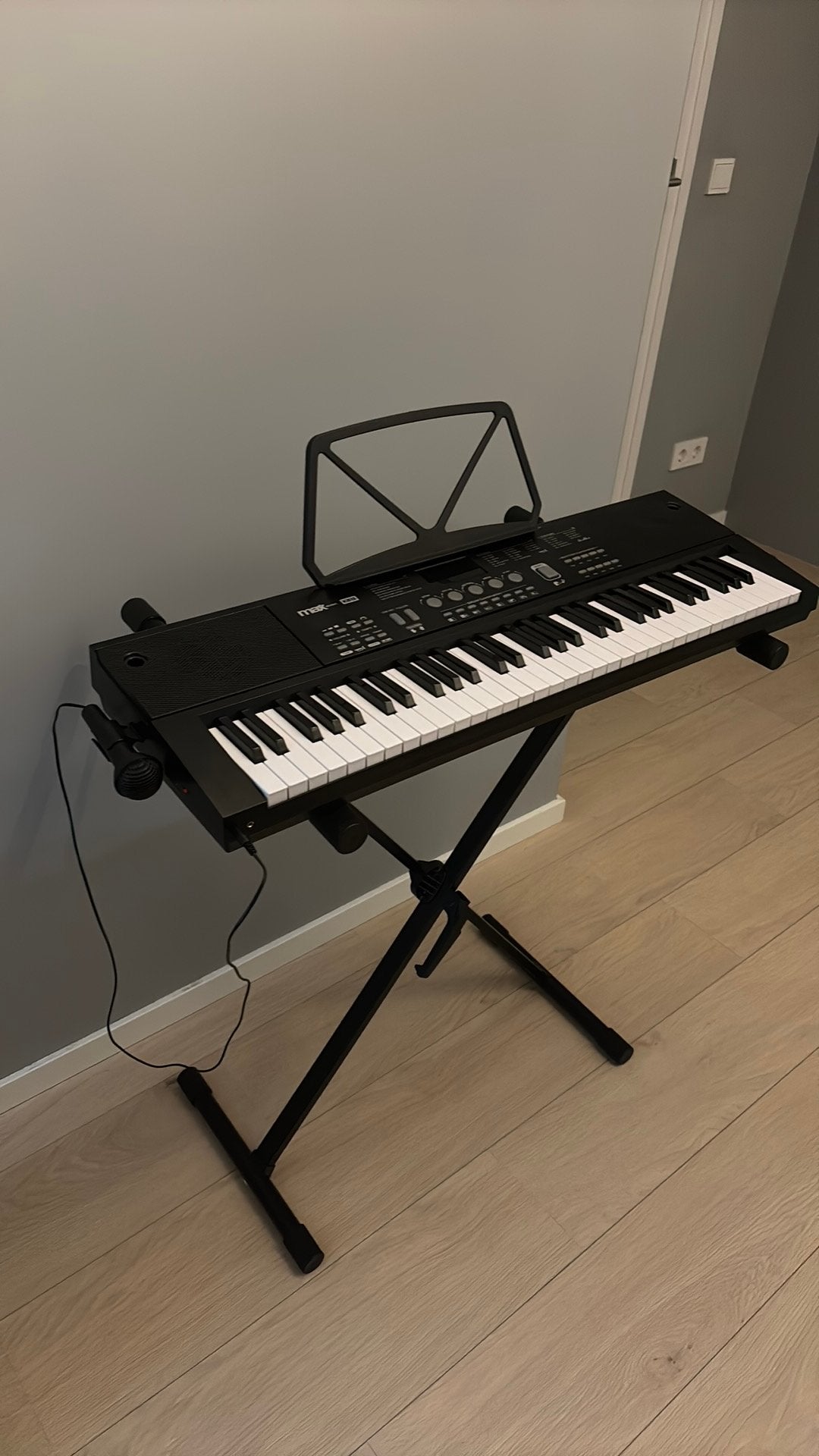 Een bijna gloednieuw keyboard, Muziek en Instrumenten, Keyboards, 61 toetsen, Zo goed als nieuw, Met standaard, Ophalen