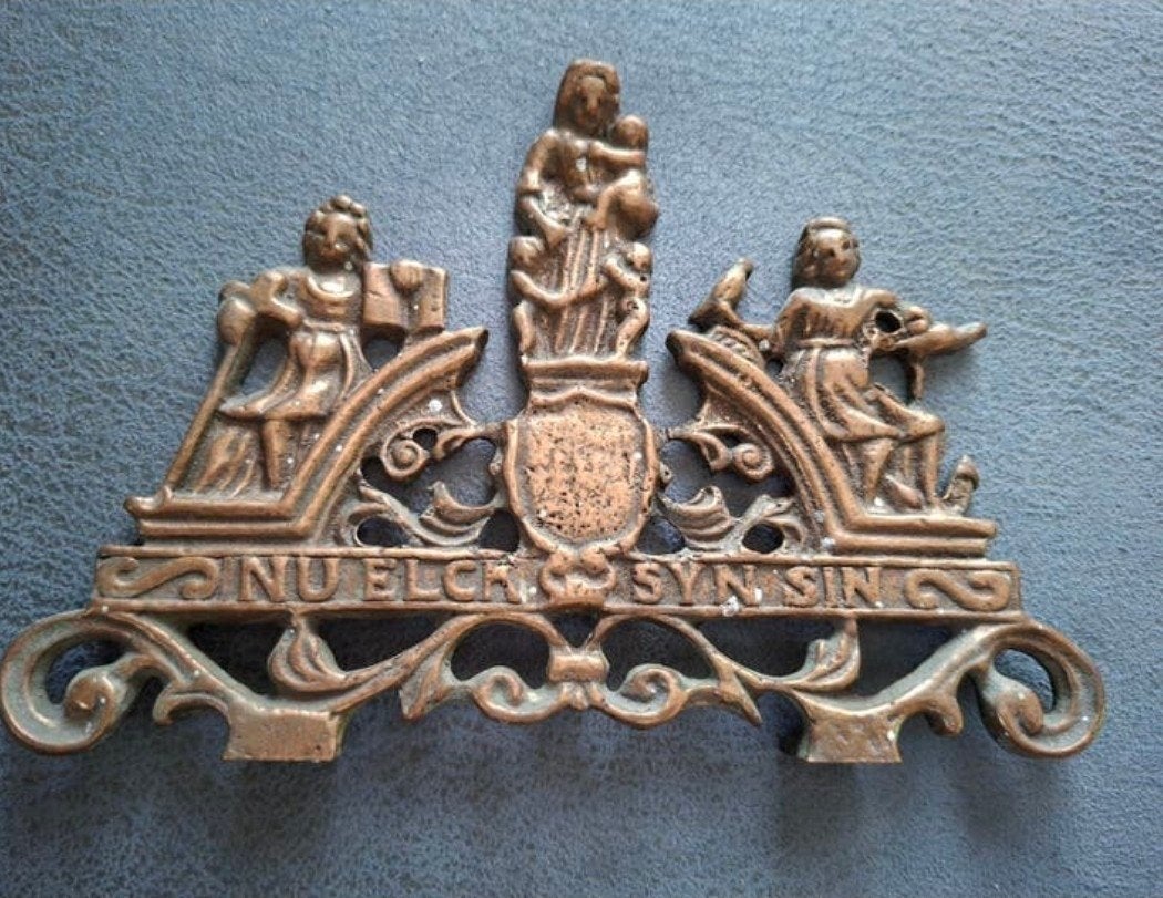 Toparnament traditionele Nederlandse Zaanse klok, Antiek en Kunst, Ophalen of Verzenden