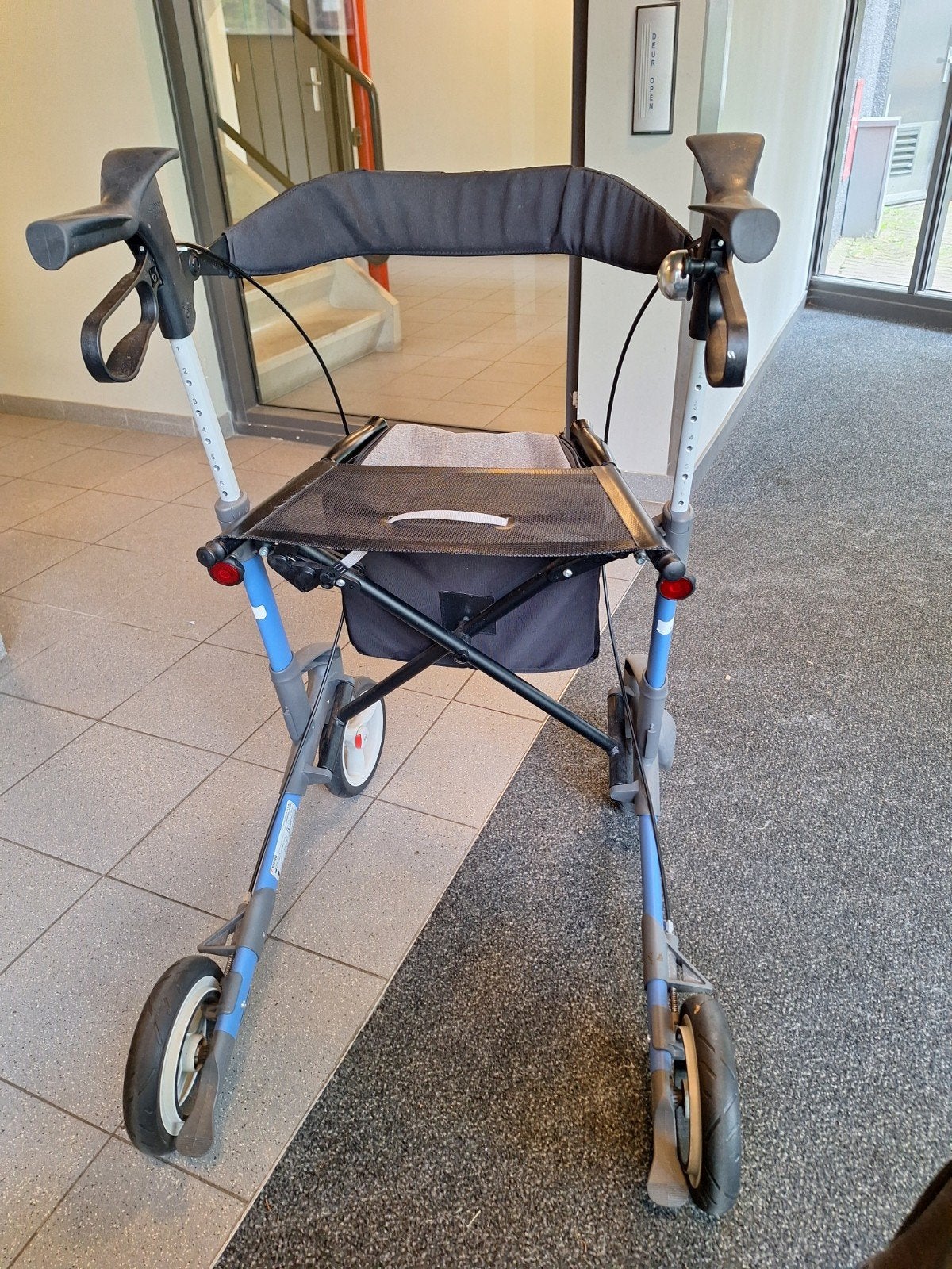 Foto 22 van Rollator lichtgewicht aluminium lees beschrijving nieuwstaat