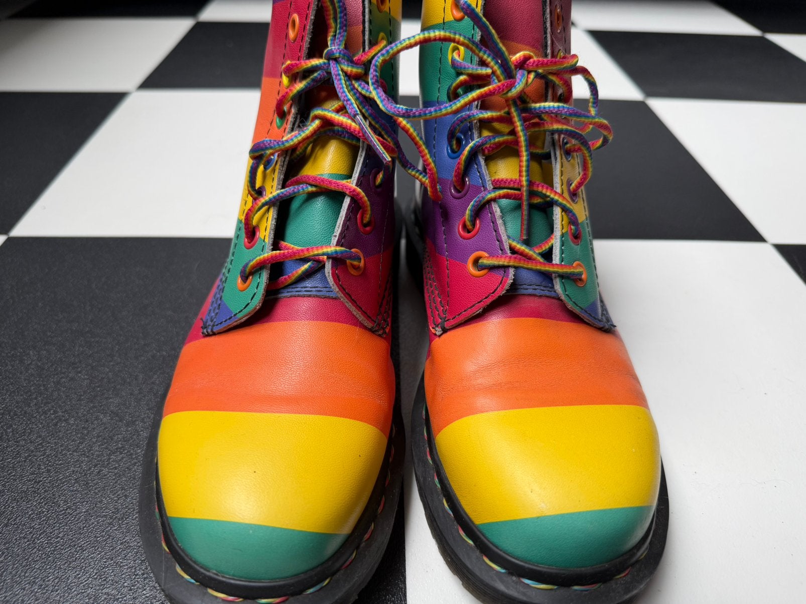 Dr Martens - pride stripes - maat 38, Overige kleuren, Verzenden, Lage of Enkellaarzen, Zo goed als nieuw