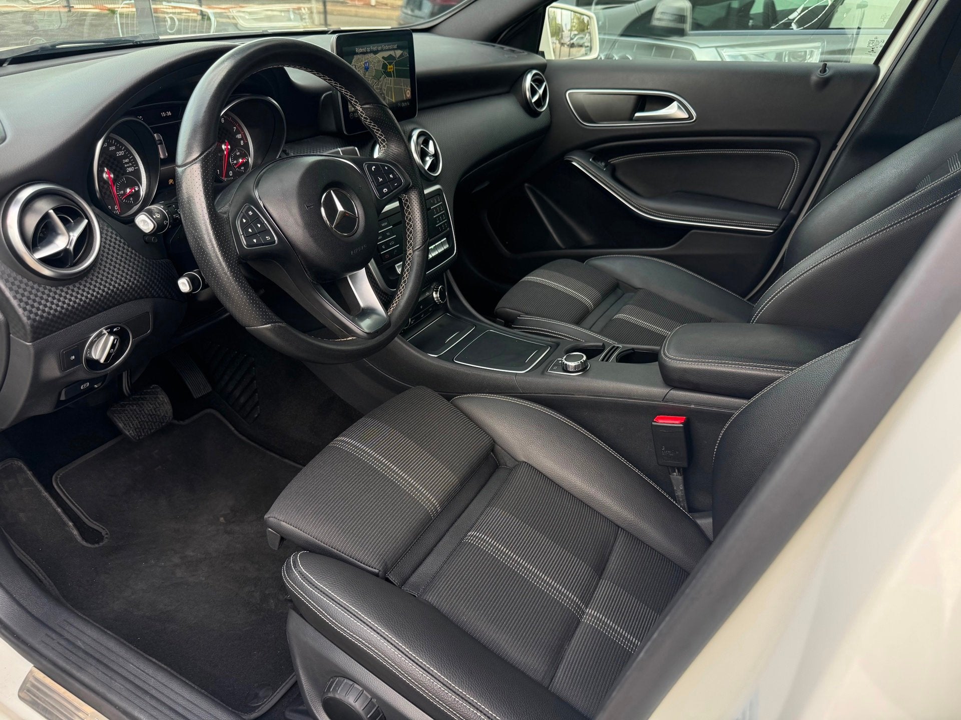 Mercedes-Benz A-klasse 200 Business, Dealer onderhouden, Gebruikt, Zwart, Leder en Stof