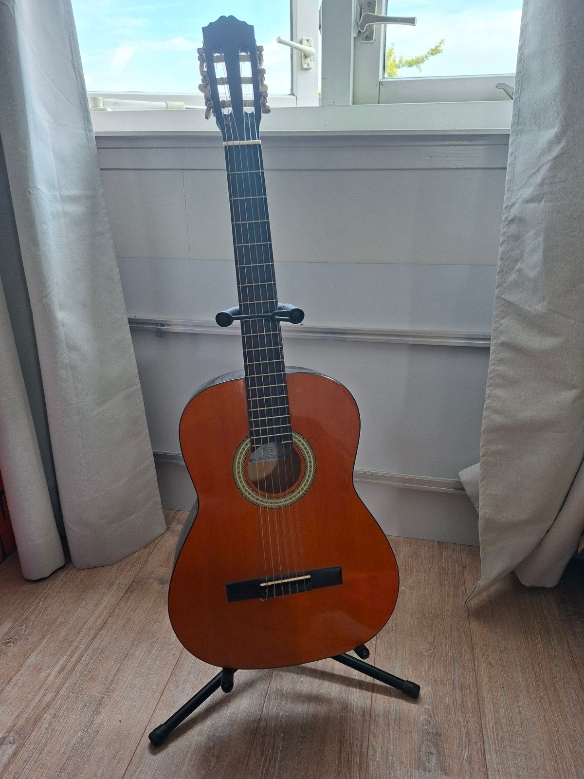 Klassieke gitaar met standaard en hoes, Muziek en Instrumenten, Ophalen, Gebruikt, Klassieke of Spaanse gitaar, Met koffer