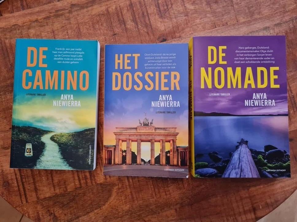 Anya Niewierra - De Camino, Het Dossier en De Nomade., Boeken, Thrillers, Ophalen of Verzenden, Zo goed als nieuw, Anya Niewierra