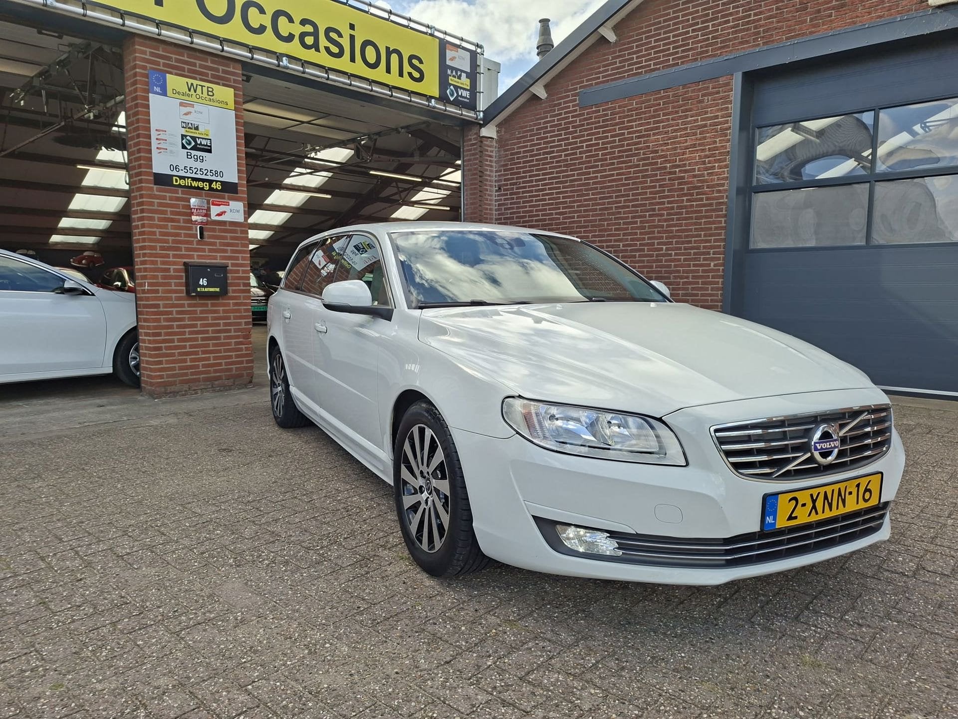 Volvo V70 1.6 D2 Diesel Momentum, Airco, Navi Dealer oh.,, Euro 5, Adaptive Cruise Control, Beige, 4 cilinders