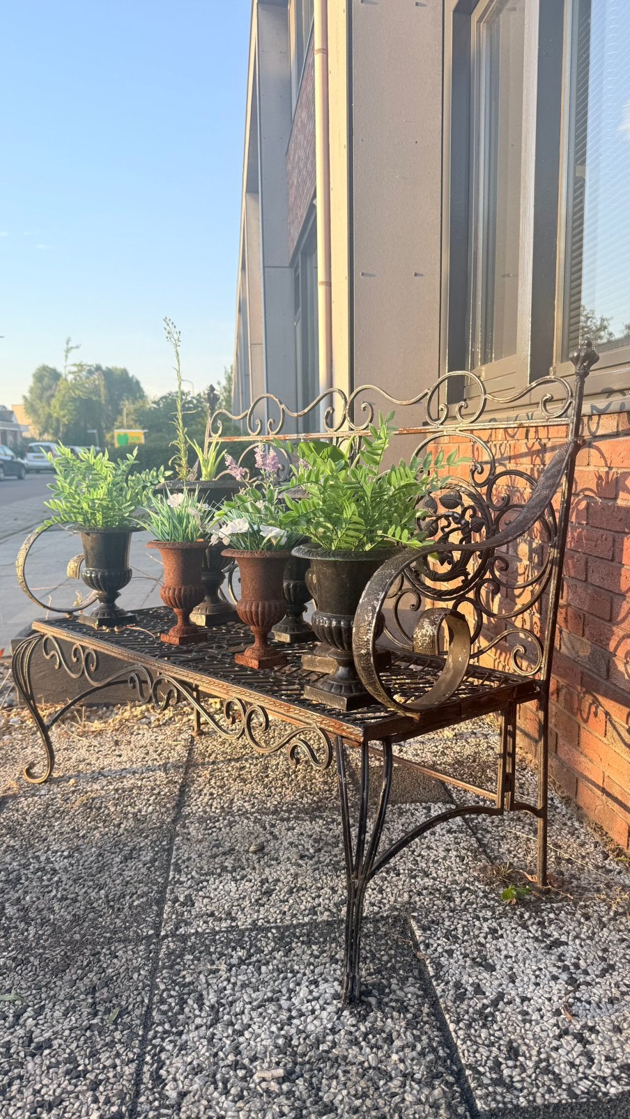 Antiek ijzeren tuinbankje met gietijzeren bloempotjes bistro, Ophalen, Zo goed als nieuw, Overige materialen, 2 zitplaatsen