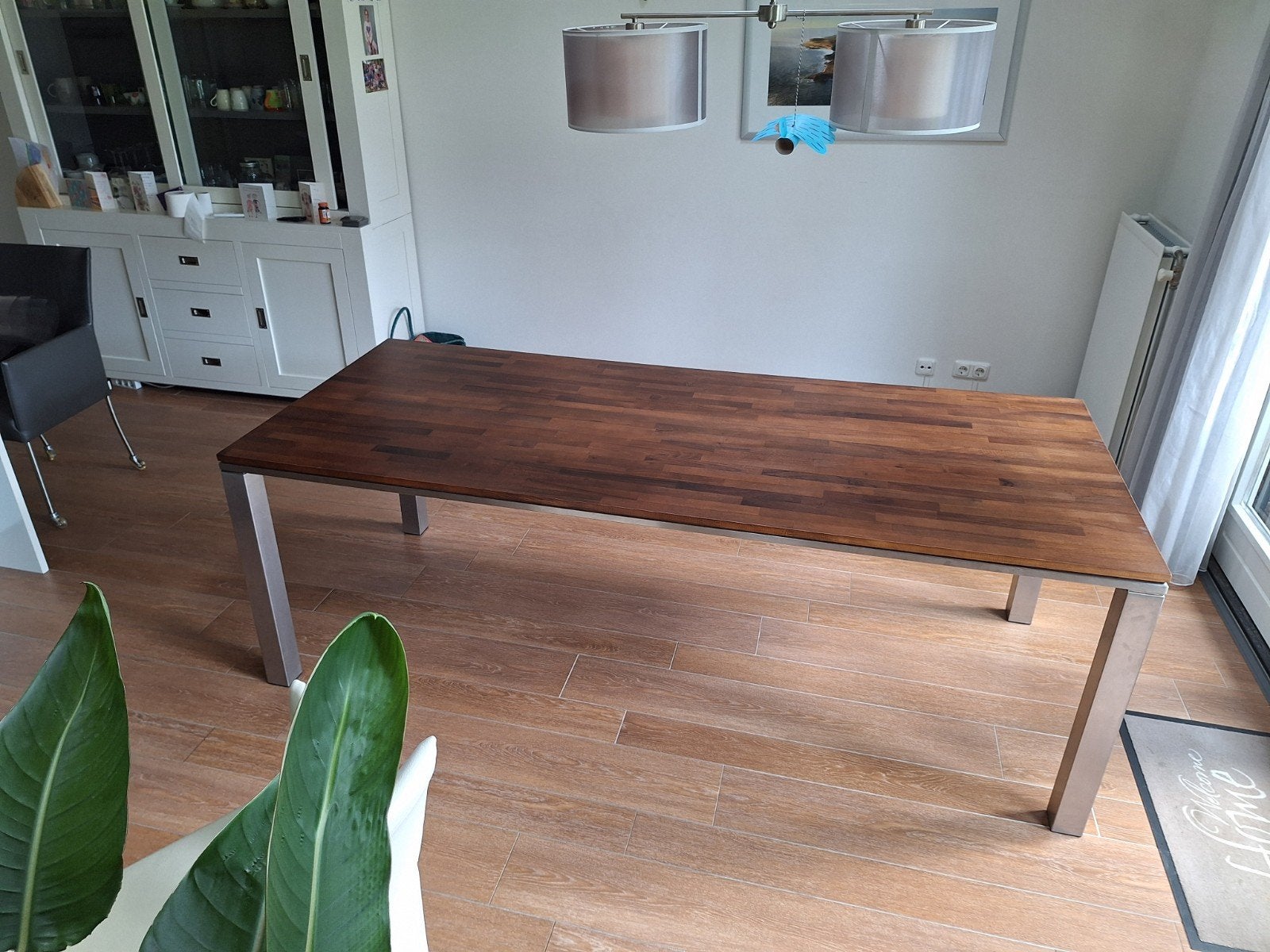 Elegante eettafel met notenhouten blad en metalen onderstel, Ophalen, Gebruikt, 200 cm of meer, 50 tot 100 cm