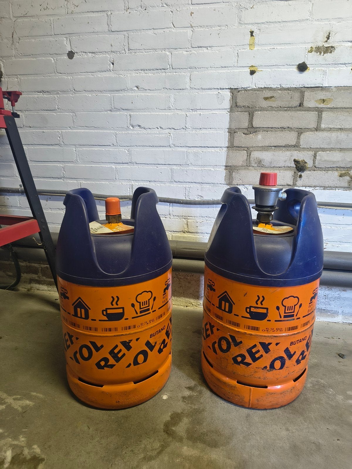 2 Spaanse Repsol gasflessen (1 vol, 1 leeg) + drukregelaar, Ophalen