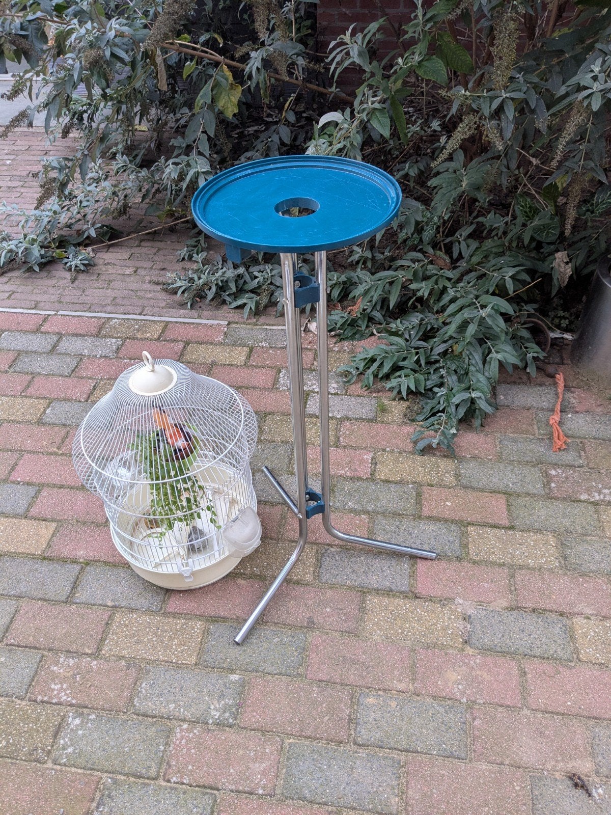 vogelkooi met standaard, Ophalen