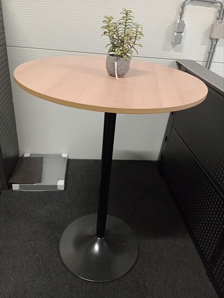 Stijlvolle ronde tafel met zwarte voet, Ophalen, Gebruikt