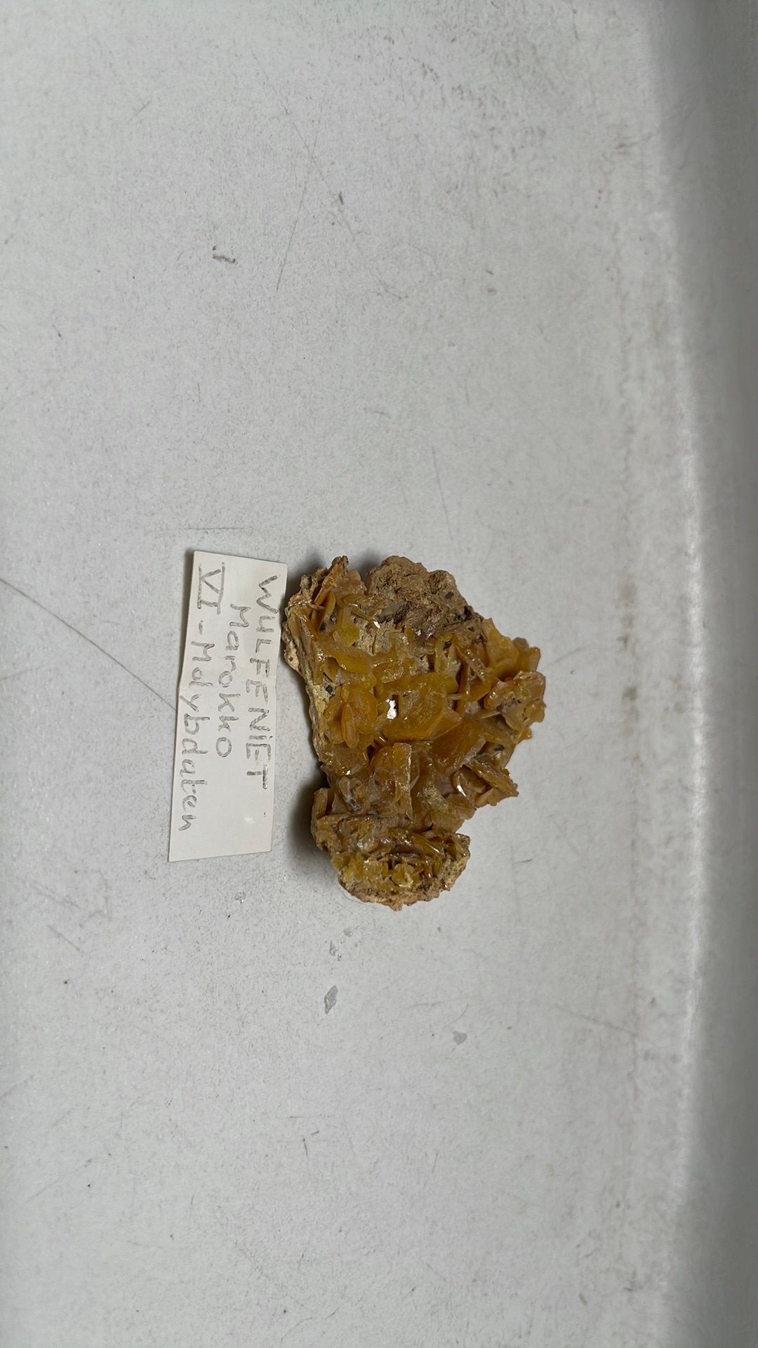Wulfeniet Mineraal uit Marokko - 5 cm doorsnee, Verzamelen, Ophalen of Verzenden, Mineraal
