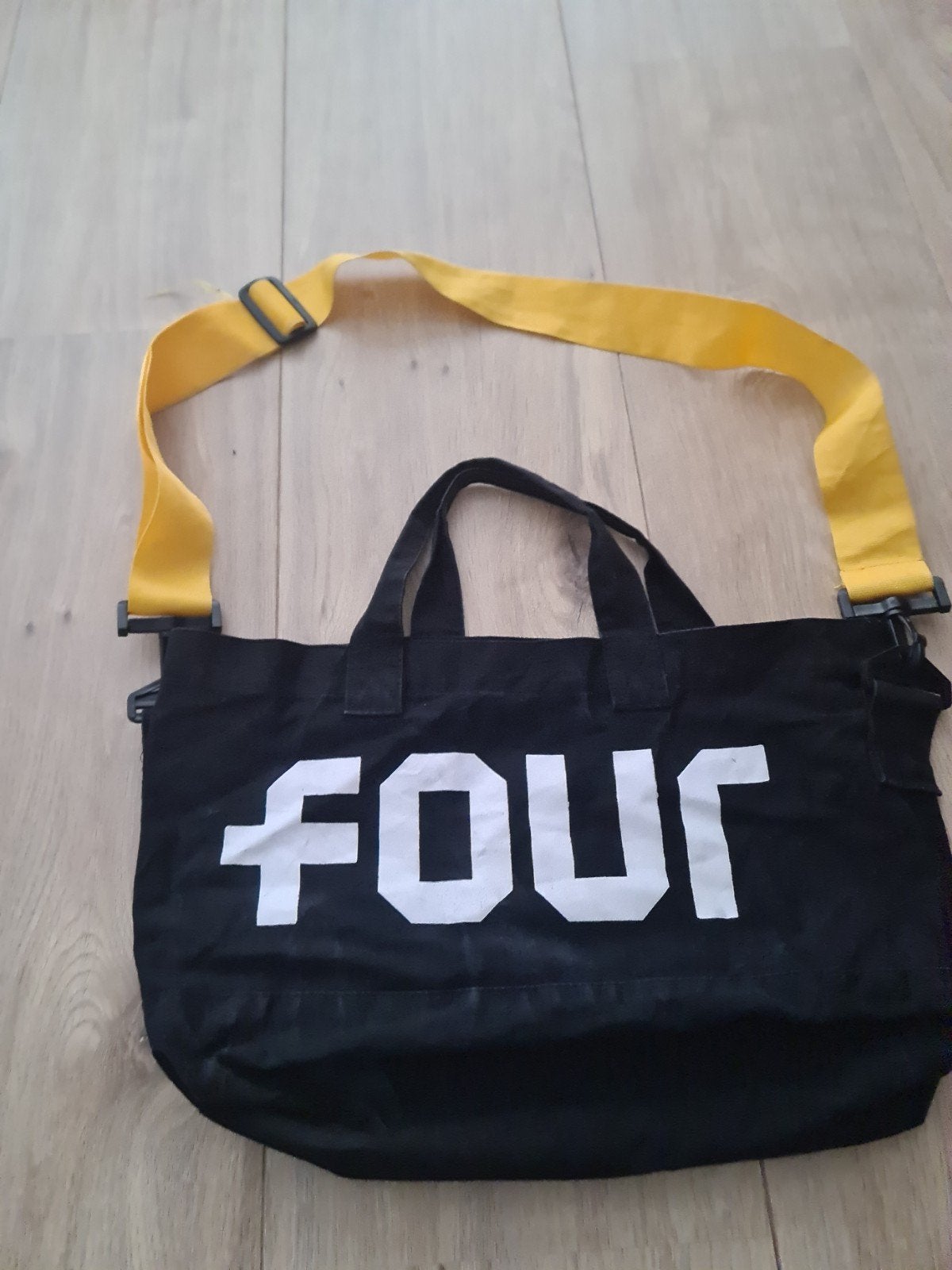 Zwarte FOUR tas met gele band, Ophalen of Verzenden