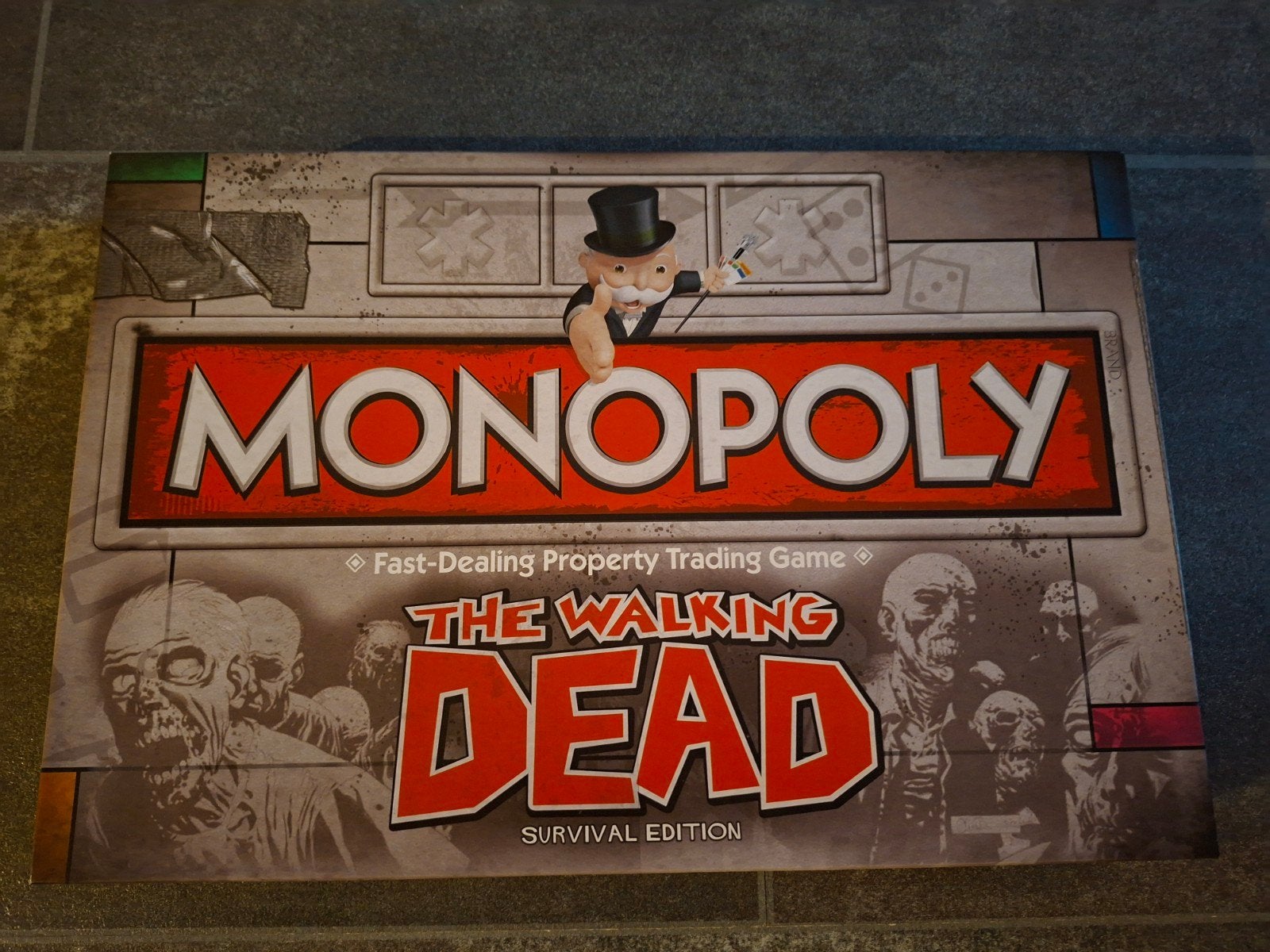 Monopoly The Walking Dead Survival Edition, Drie of vier spelers, Ophalen of Verzenden, Nieuw, USAopoly