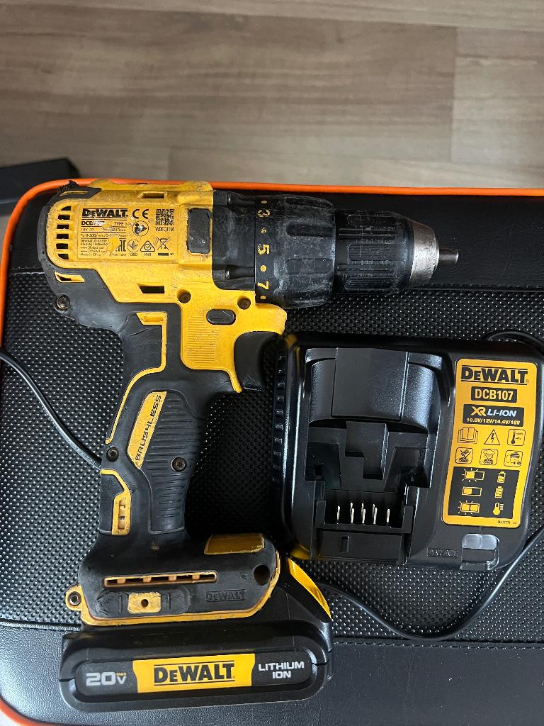 DeWALT DCD777 18V XR + Accu + Oplader, Ophalen, Gebruikt, Variabele snelheid, Boor- en Schroefmachine