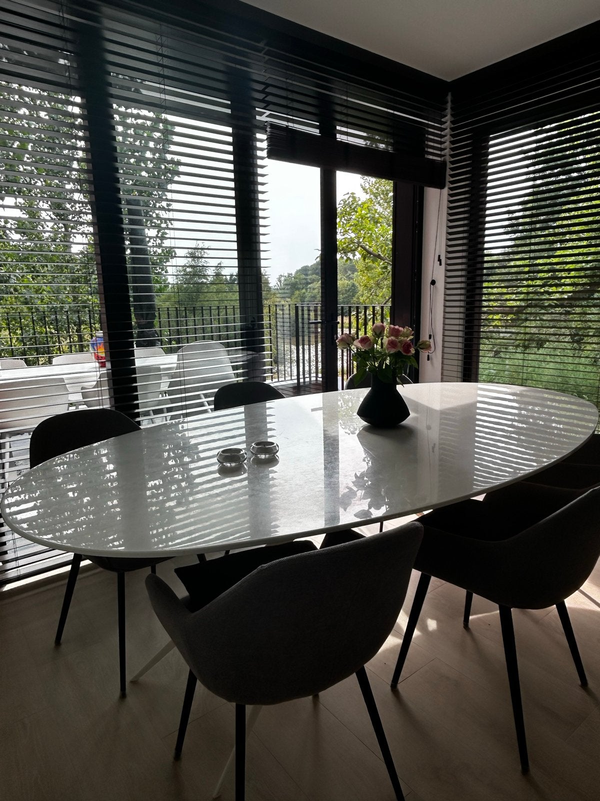 Moderne ovale eettafel met witte glanzende afwerking, Huis en Inrichting, Tafels | Eettafels, Ophalen, 100 tot 150 cm, Zo goed als nieuw