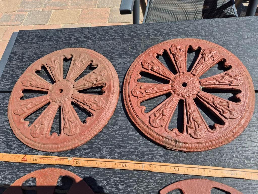 Antieke gietijzeren ventilatieroosters uit oude school, Ophalen