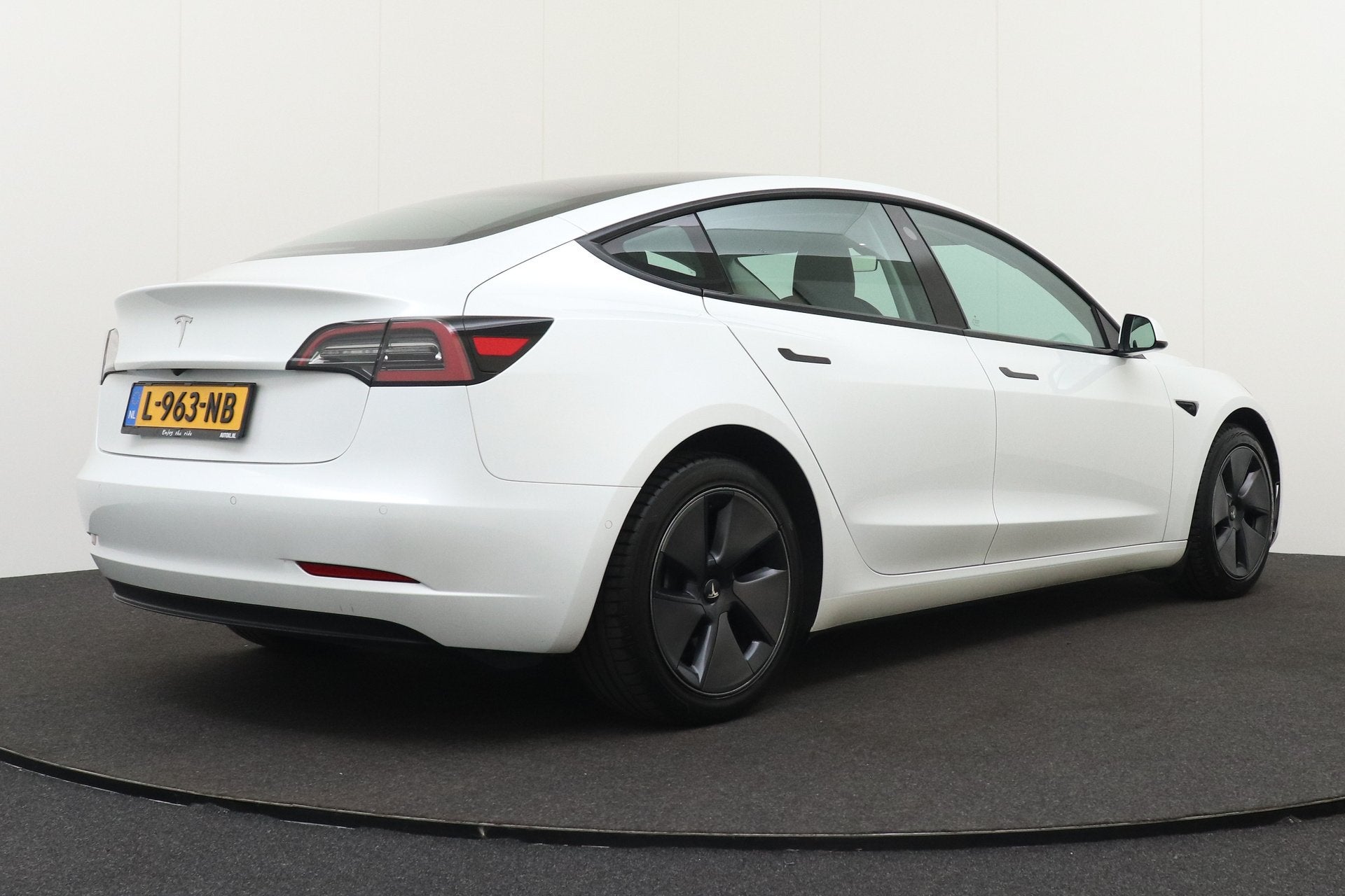 Tesla Model 3 Standard RWD Plus 60 kWh Autopilot Stoelverw., Auto's, Tesla, Automaat, Achterwielaandrijving, Gebruikt, Zwart