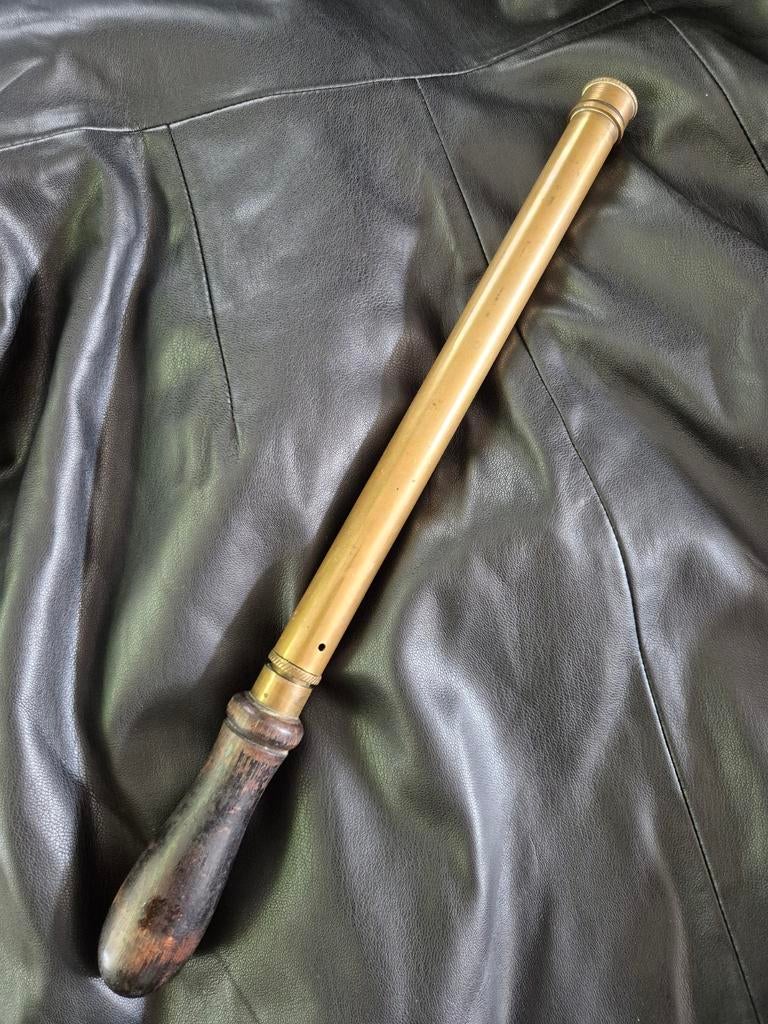 Antieke messing spuitpomp met houten handvat., Verzenden