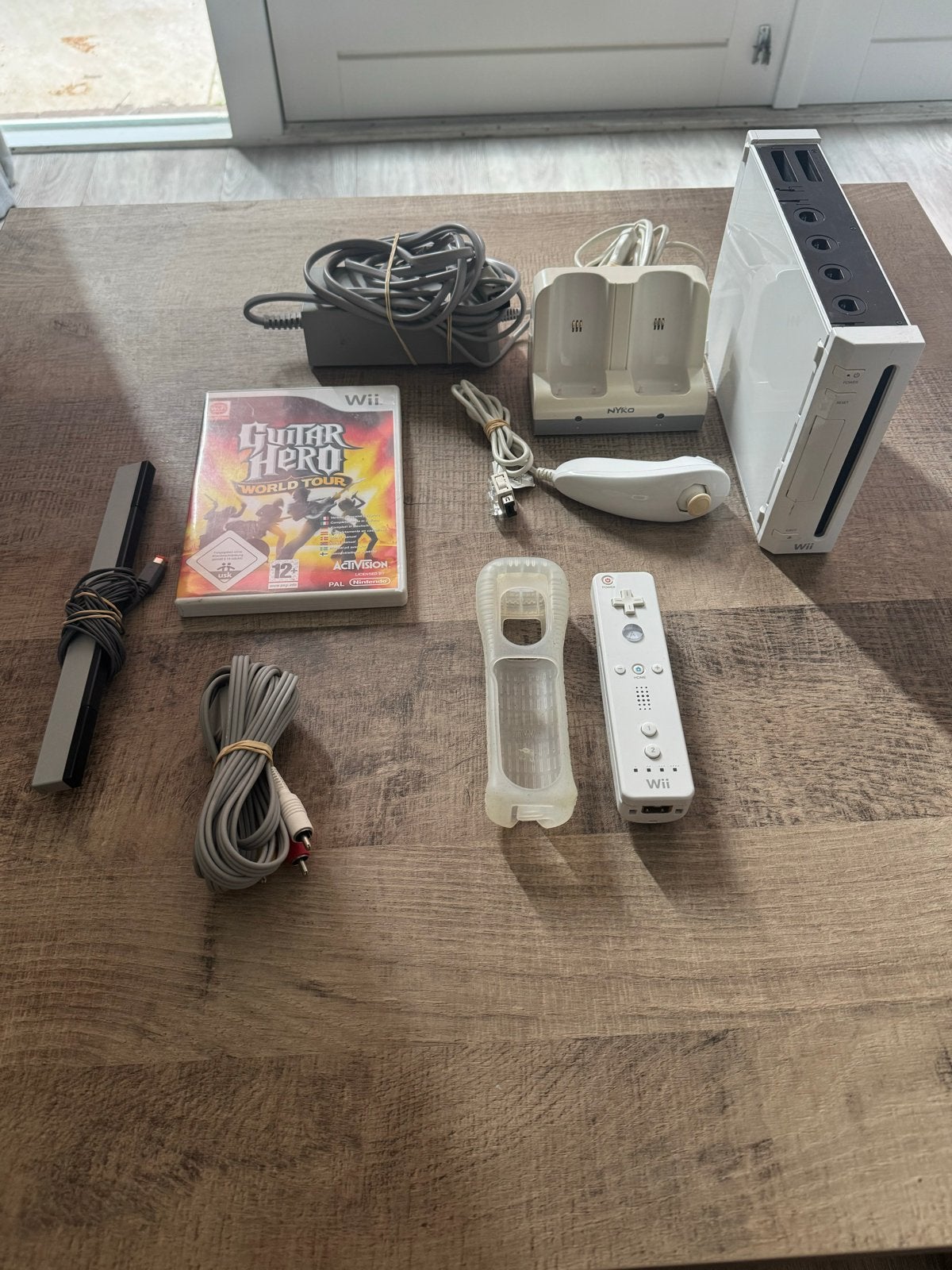 Wii Console met accessoires en Guitar Hero World Tour, Spelcomputers en Games, Spelcomputers | Nintendo Wii, Gebruikt, Met 1 controller