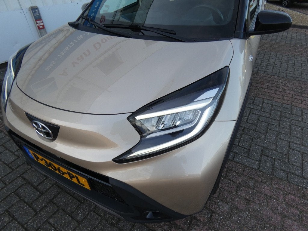 Toyota AYGO X 1.0 VVT-I MT ENVY,Navi,Camera,JBL,Clima,APPLE,, Voorwielaandrijving, Verwarmde buitenspiegels, Gebruikt, Bruin