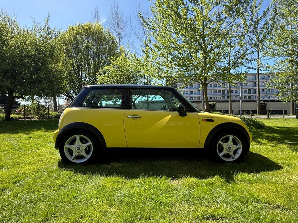 Mini 1.6 16V Cooper 2002 Geel, Auto's, Voorwielaandrijving, 1025 kg, 15 km/l, 4 cilinders